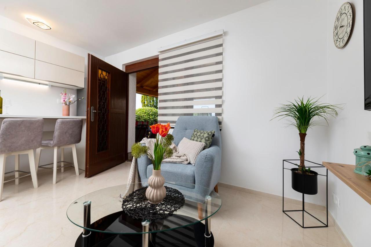 Apartman "Ela" ニヴィーチェ エクステリア 写真