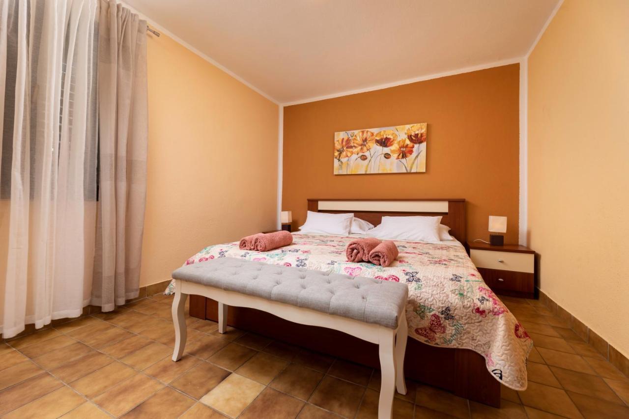 Apartman "Ela" ニヴィーチェ エクステリア 写真